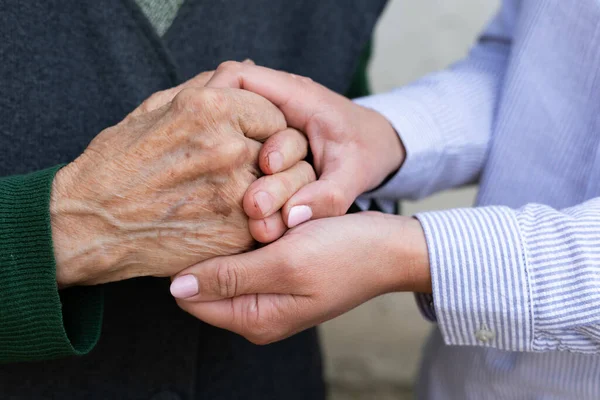 Nahaufnahme Eines Pflegers Der Die Faltigen Hände Einer Seniorin Hält — Stockfoto