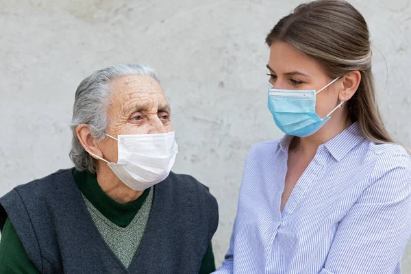 Retrato Cuidador Amigable Posando Con Una Anciana Enferma Usando Máscara —  Fotos de Stock
