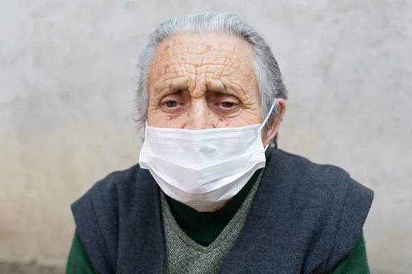 Retrato Una Mujer Anciana Con Enfermedad Crónica Que Lleva Máscara — Foto de Stock