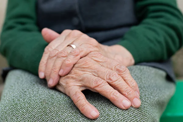 Närbild Äldre Händer Änka — Stockfoto