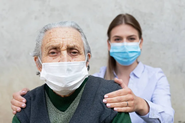 Retrato Cuidador Amigable Posando Con Una Anciana Enferma Usando Máscara — Foto de Stock
