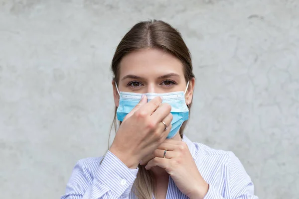 Mujer Caucásica Joven Con Máscara Quirúrgica Cuarentena Por Coronavirus —  Fotos de Stock