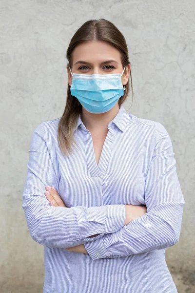 Cerrahi maske takan genç beyaz kadın - koronavirüs karantinası