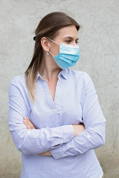 Mujer Caucásica Joven Con Máscara Quirúrgica Cuarentena Por Coronavirus — Foto de Stock