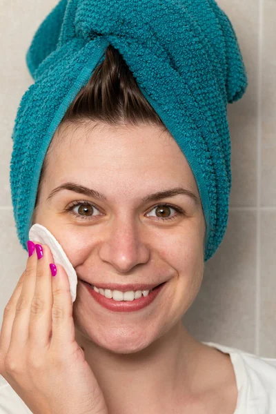 Portrait Beautiful Smiling Woman Cleaning Her Face Bathroom Shower — Stock Photo, Image