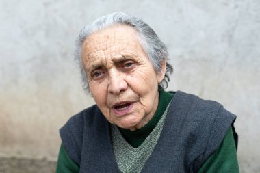 Hüzünlü bir yüz ifadesi olan dul bir kadının portresi.