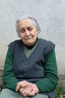 Hüzünlü bir yüz ifadesi olan dul bir kadının portresi.