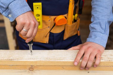 Marangozların kalas ölçümlerinin yakın plan resmini çek - Evdeki DIY yenileme