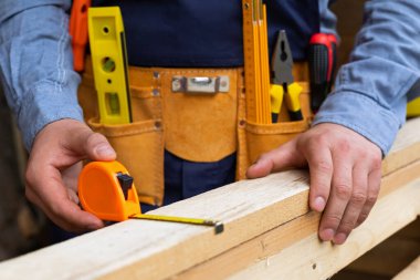 Marangozların kalas ölçümlerinin yakın plan resmini çek - Evdeki DIY yenileme