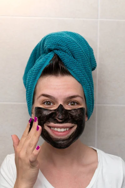 Tuvalette Siyah Kömür Maskesi Takan Kadın Portresi Günlük Cilt Bakımı — Stok fotoğraf