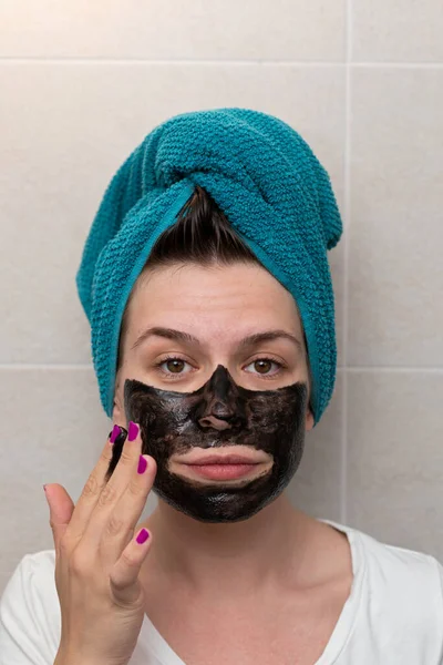 Tuvalette Siyah Kömür Maskesi Takan Kadın Portresi Günlük Cilt Bakımı — Stok fotoğraf