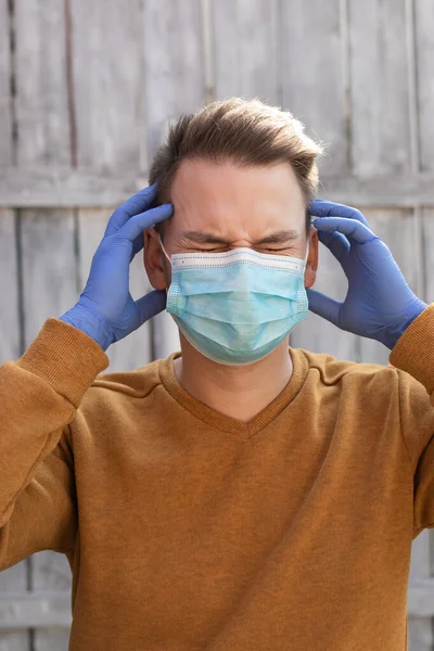 코로나 바이러스 증상을 보이는 젊은이 바깥에서 마스크를 — 스톡 사진