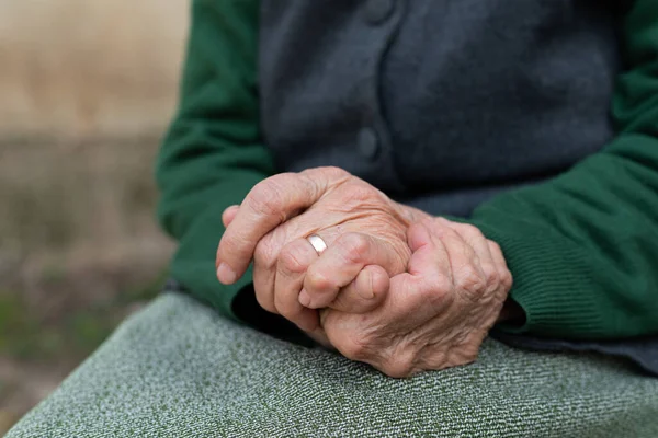 Dul Bir Kadının Yaşlı Ellerinin Fotoğrafını Çek — Stok fotoğraf