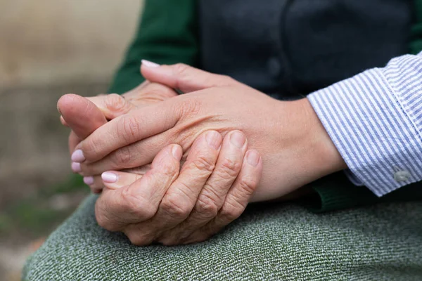 Bakıcının Yaşlı Kadının Buruşuk Ellerini Tutarken Yakın Plan Fotoğrafı — Stok fotoğraf
