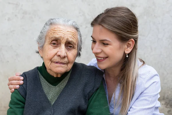 Junge Freundliche Frau Umarmt Seniorin Freien Gemeinsam Verbrachte Zeit — Stockfoto