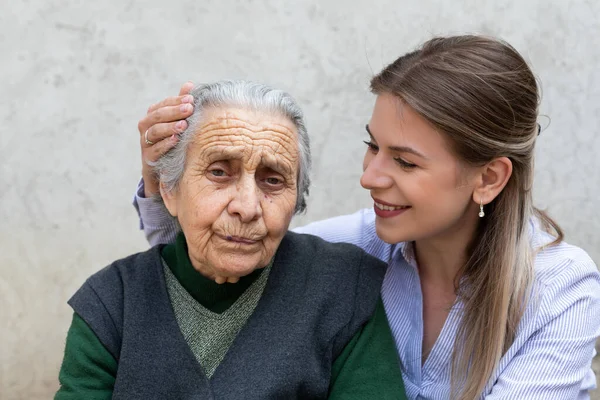 Jonge Vriendelijke Vrouw Omarmen Senior Dame Outdoor Kwaliteit Tijd Doorgebracht — Stockfoto