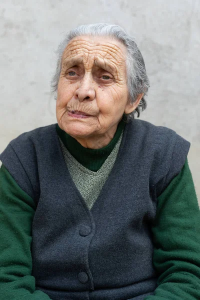 一个满脸愁容的寡居老妇人的画像 — 图库照片