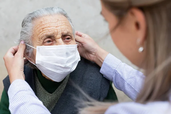 Enfermera Que Pone Máscara Quirúrgica Mujer Anciana Enferma Protocolo Protección — Foto de Stock