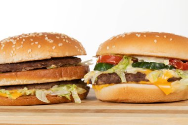 Tahta tabakta lezzetli sulu çizburger 