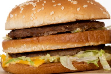 Tahta tabakta lezzetli sulu çizburger 