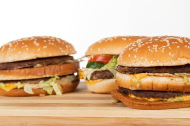 Tahta tabakta lezzetli sulu çizburger 