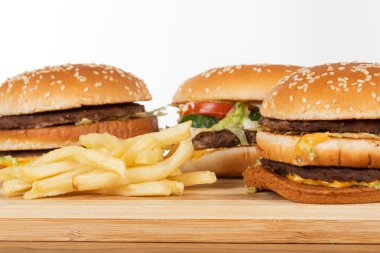 Tahta tabakta lezzetli sulu çizburger 