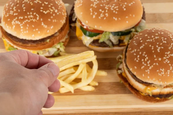 Lahodný Šťavnatý Cheeseburger Dřevěném Talíři — Stock fotografie