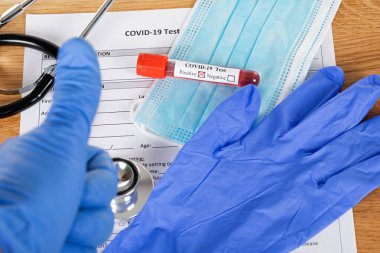 Tahta arka planda Covid-19 kan örneği - pozitif test