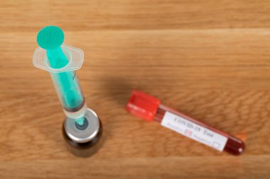 Tahta arka planda Covid-19 kan örneği - pozitif test