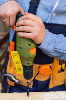 İnşaat işçisinin elinde elektrikli matkap, evinde tadilat...