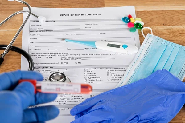 Imagem Perto Teste Sangue Covid Positivo Suprimentos Médicos Tratamento Máscara — Fotografia de Stock