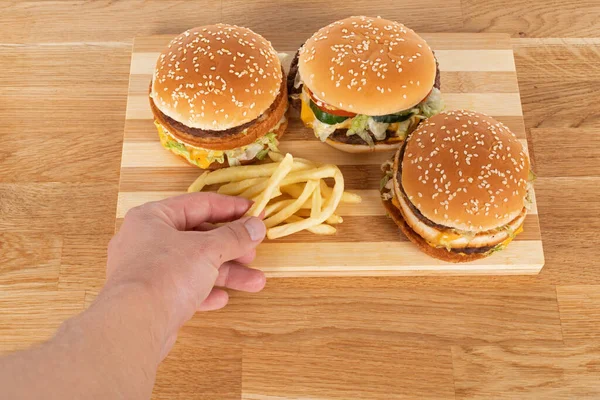 Chutný Cheeseburger Zeleninou Omáčkou Sezamové Housce Hranolky Dřevěném Stole — Stock fotografie