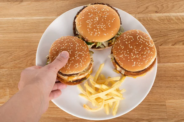 Sabrosa Hamburguesa Con Verduras Salsa Bollo Sésamo Papas Fritas Mesa — Foto de Stock