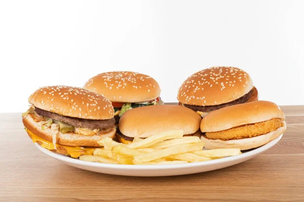 Sabrosa Hamburguesa Con Verduras Salsa Bollo Sésamo Papas Fritas Mesa —  Fotos de Stock