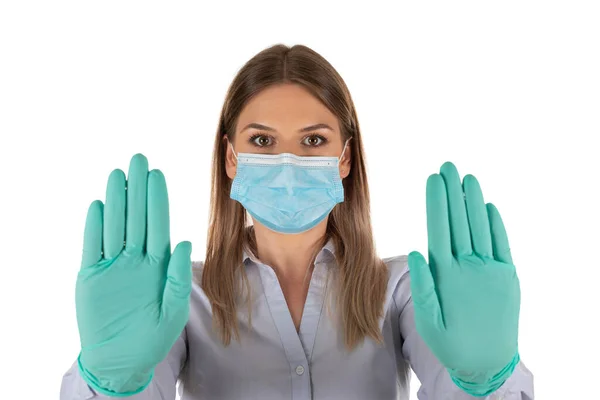 Retrato Una Hermosa Mujer Caucásica Con Máscara Quirúrgica Guantes Mostrando —  Fotos de Stock