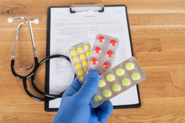 Ahşap arka planda tıbbi ilaçların ve araçların resmini kapat