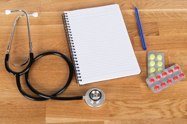 Ahşap arka planda tıbbi ilaçların ve araçların resmini kapat