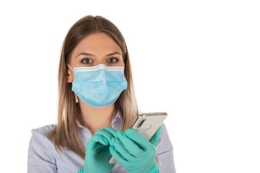 Cerrahi maskeli ve eldivenli beyaz bir kadın tecrit edilmiş bir geçmişiyle iş görüşmesi yapıyor. 