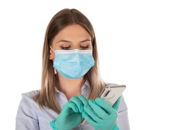 Cerrahi maskeli ve eldivenli beyaz bir kadın tecrit edilmiş bir geçmişiyle iş görüşmesi yapıyor. 