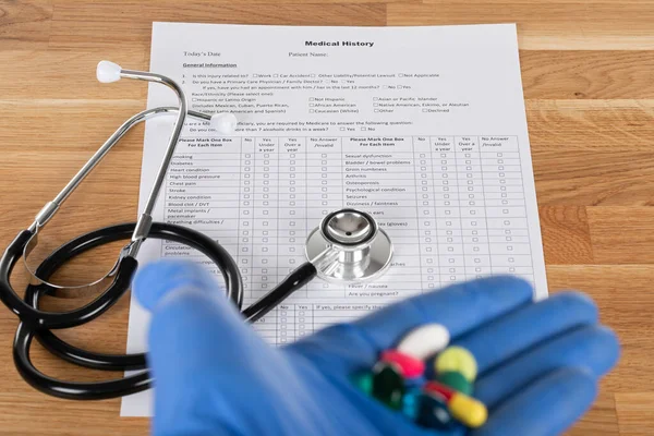 Beteg Páciensek Sztetoszkóp Orvosi Kartonja Fából Készült Asztalon — Stock Fotó