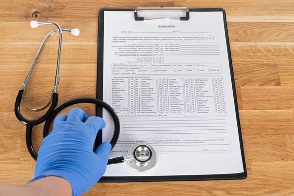 Registro Médico Paciente Doente Estetoscópio Mesa Madeira — Fotografia de Stock