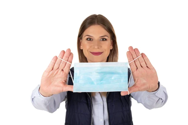 Retrato Mulher Caucasiana Com Máscara Cirúrgica Sorrindo Para Câmera Fundo — Fotografia de Stock