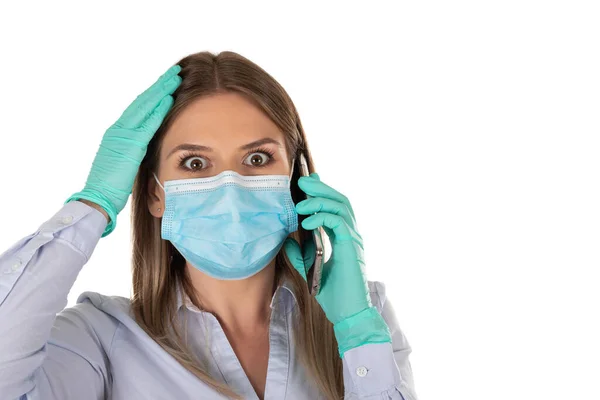 Cerrahi Maskeli Eldivenli Endişeli Beyaz Kadın Izole Edilmiş Arka Planda — Stok fotoğraf