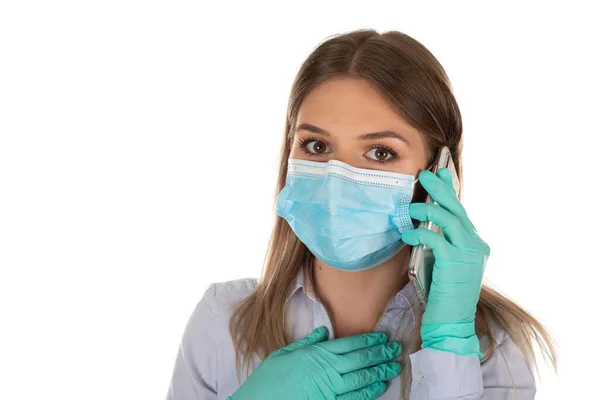 Blanke Vrouw Met Chirurgische Masker Handschoenen Met Een Telefoontje Geïsoleerde — Stockfoto