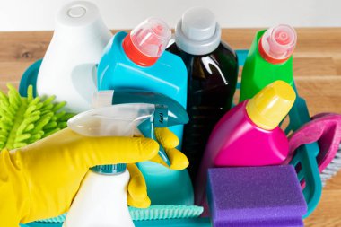 Ahşap arka planda temizlik malzemeleri ve hijyenik ekipmanların üst görüntüsü