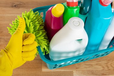 Ahşap arka planda temizlik malzemeleri ve hijyenik ekipmanların üst görüntüsü