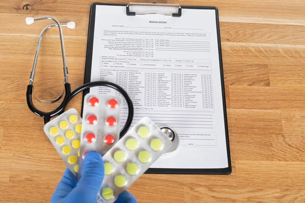 Imagen Cerca Medicamentos Herramientas Médicas Sobre Fondo Madera —  Fotos de Stock