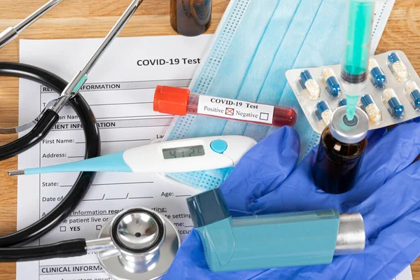 Nahaufnahme Bild Von Covid Bluttest Und Medizinischem Zubehör Pillen Auf — Stockfoto