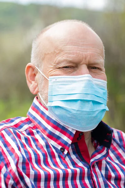 Retrato Anciano Con Máscara Quirúrgica Pasando Tiempo Aire Libre Jardín — Foto de Stock