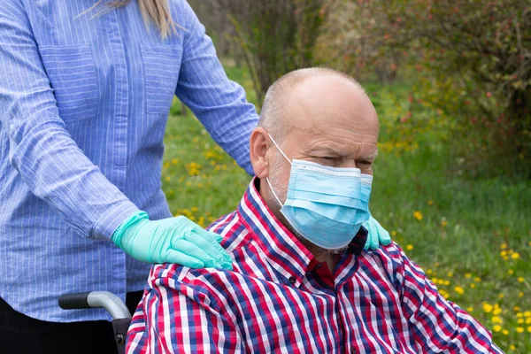 Älterer Behinderter Mann Mit Maske Sitzt Rollstuhl Und Wird Von — Stockfoto